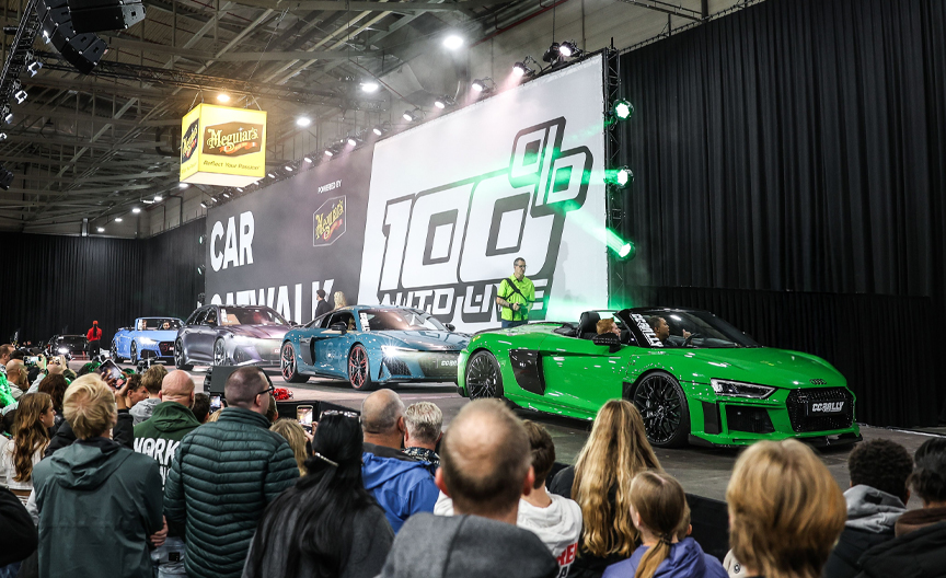 Showcars en bezoekers bij de Car Catwalk in Rotterdam Ahoy